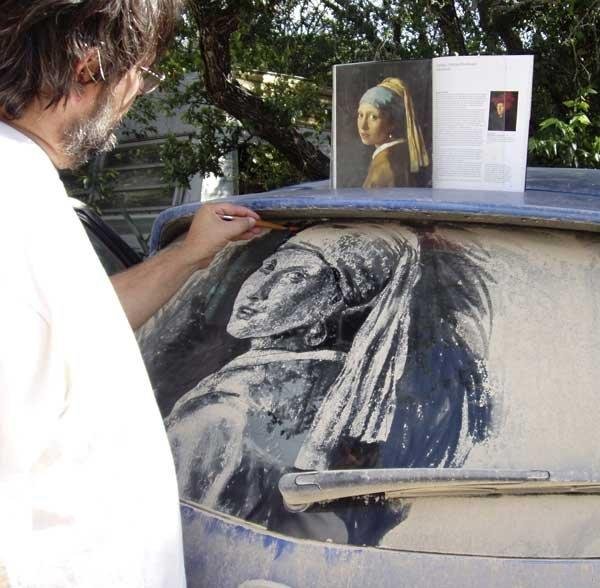 Рисунок на грязном автомобиле